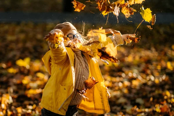 Criança Feliz Com Síndrome Desfrutando Dia Outono Parque Jogando Folhas — Fotografia de Stock