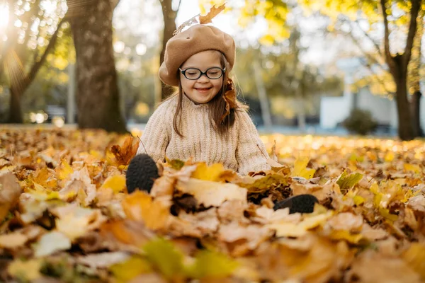 Счастливый Ребенок Наслаждается Парке Осенний День Бросая Осенние Листья — стоковое фото