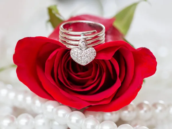 Close Dimond Ring Heart Shape Red Rose Decorated Pearls — ストック写真