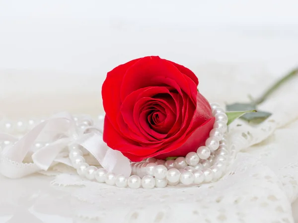 Zblízka Červené Růže Bílé Krajky Perly Zdobené Kolem — Stock fotografie