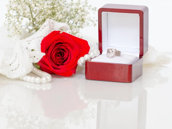 Red Rose Dimond Ring Glass Table Bride — ストック写真