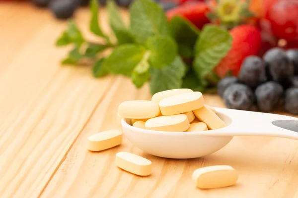 Multivitamin Mutimineral Capsuls Nutritional Supplement Spoon Wooden Table Variety Fruit — Stockfoto