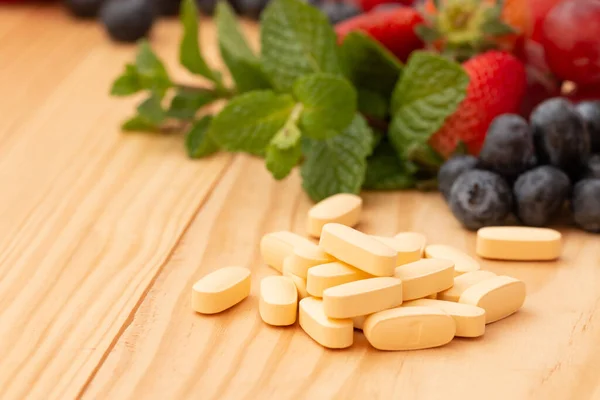 Multivitamin Mutimineral Capsuls Nutritional Supplement Wooden Table Variety Fruit — Foto de Stock
