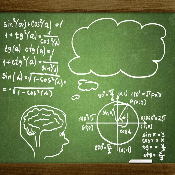 Afsluiten van wiskundige formules op een schoolbord — Stockfoto