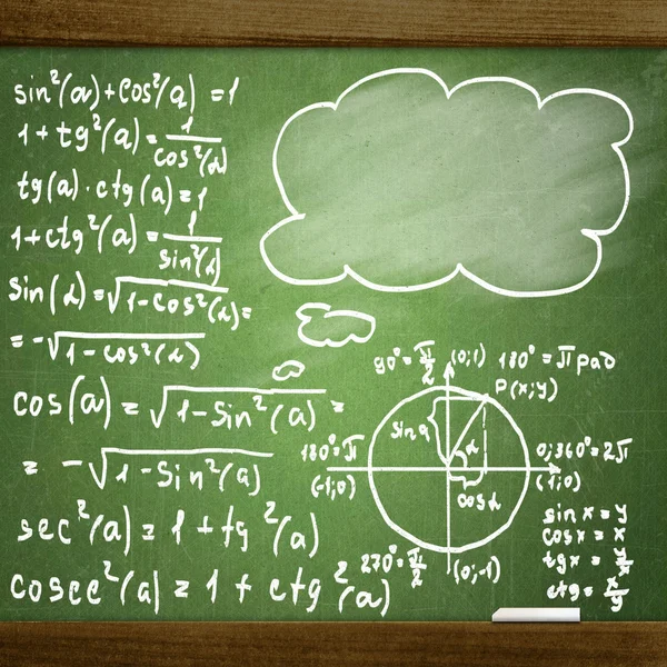 Afsluiten van wiskundige formules op een schoolbord — Stockfoto