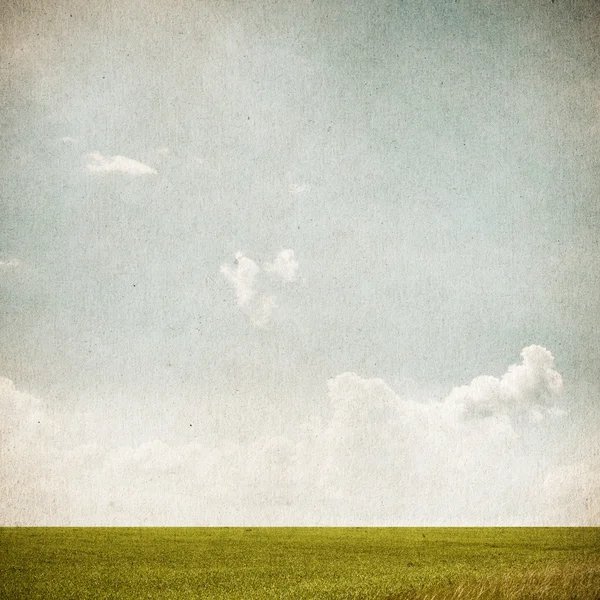 Campo verde e céu azul — Fotografia de Stock