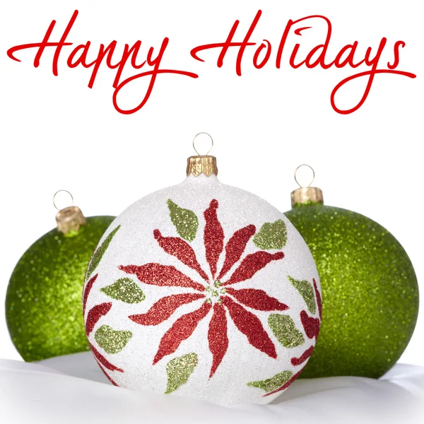 Branco, verde e vermelho ornamentos de Natal em branco Backgound — Fotografia de Stock