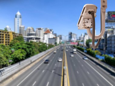 Trafik güvenlik kameralarının (CCTV) kapanışı bir yoldaki araç trafiğini gözlemliyor