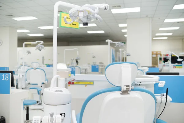Interior Dari Rumah Sakit Gigi Modern Dalam Cahaya Dingin Kursi — Stok Foto