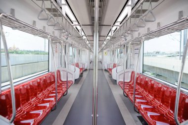 Kırmızı koltuklu boş bir vagon. Bir tren vagonunda.