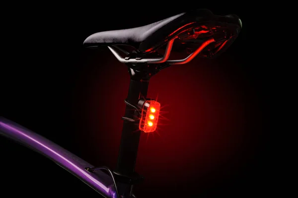 Close Dari Lampu Ekor Sepeda Diterangi Lampu Belakang Sepeda Merah Stok Foto Bebas Royalti