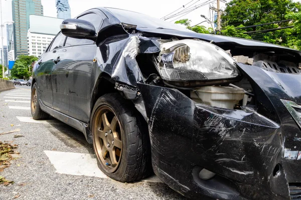 교통사고로 손상된 자동차 잔해는 길가에 버려져 있었다 — 스톡 사진