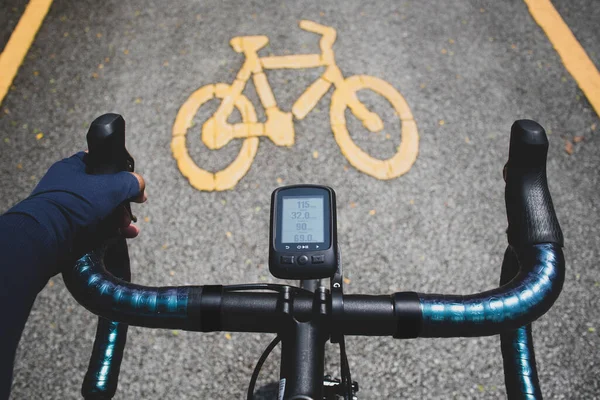 Mãos Segurando Barra Alça Uma Bicicleta Com Ciclovia Fundo — Fotografia de Stock