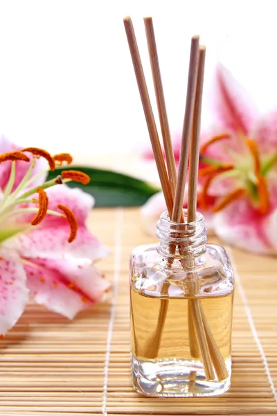 Paus de fragrância ou difusor de perfume com flores de lírio — Fotografia de Stock