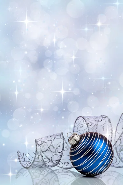 Kerstbal met gekrulde lint op vakantie achtergrond Stockfoto