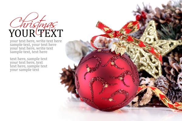 Kerst ornament met rood lint, denneappels en ster — Stockfoto