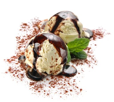 tiramisu dondurma kaşık toz kakao ve çikolata tepesi ile