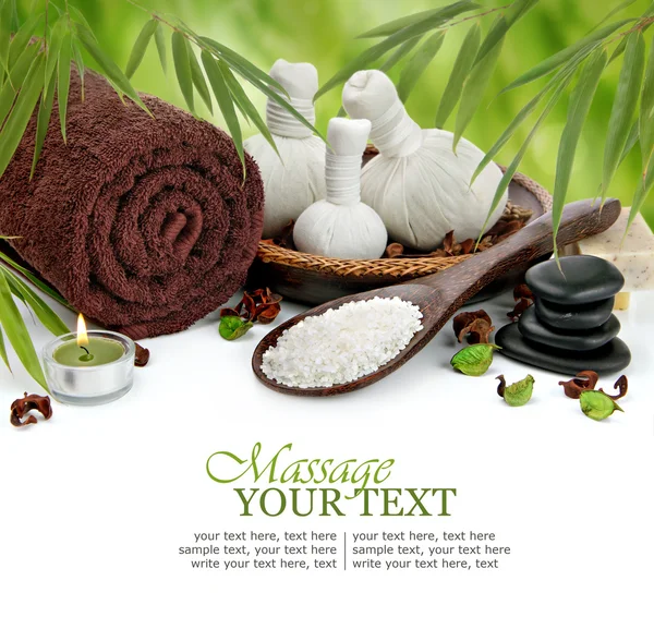 Wellness massage grens achtergrond met handdoek, ballen en bamboe comprimeren — Stockfoto