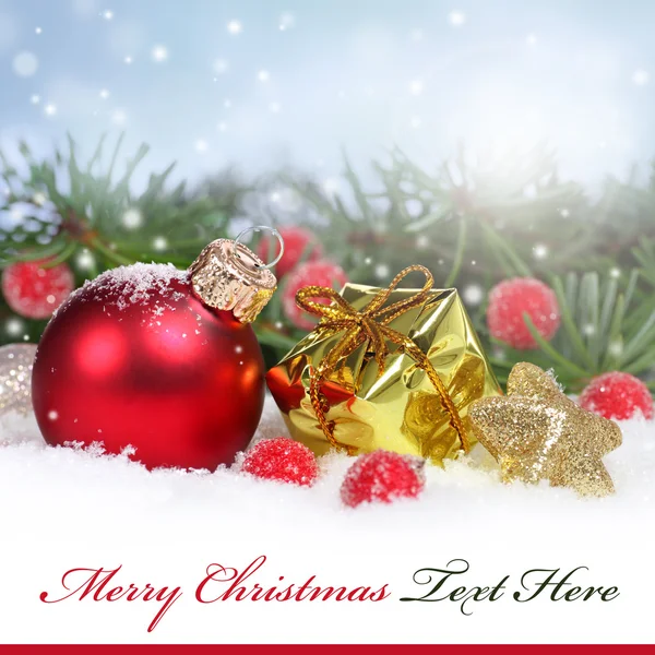 Kerst achtergrond met een rode ornament, Stockfoto