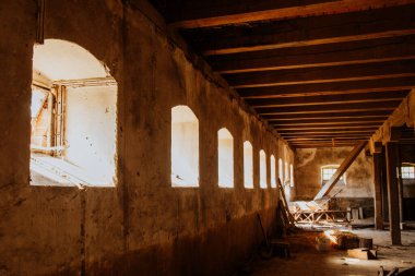 Eski değirmen. Eski bina, ahır, Potocki değirmeni. Otantik eski bina. Eski terk edilmiş ev