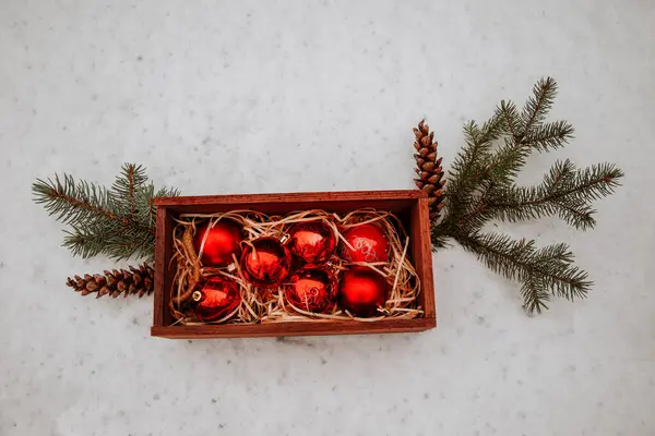 Weihnachtsschmuck Einer Schönen Schachtel Rote Kugeln Schnee Weihnachtsbaum Mit Geschenken — Stockfoto