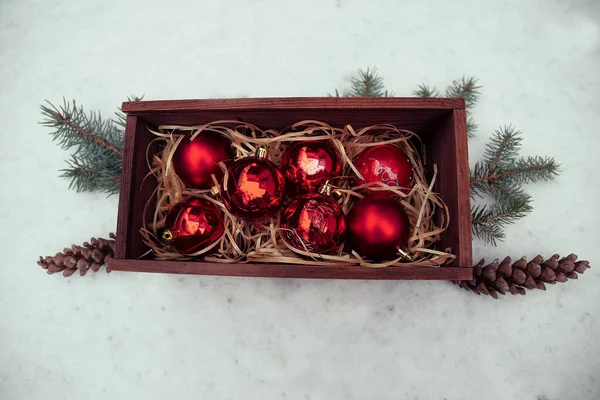 Decoraciones Navideñas Una Hermosa Caja Bolas Rojas Nieve Árbol Navidad — Foto de Stock