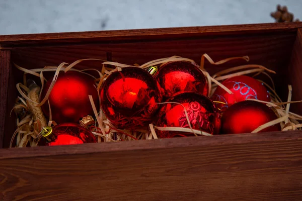 Decoraciones Navideñas Una Hermosa Caja Bolas Rojas Nieve Decoración Navidad — Foto de Stock