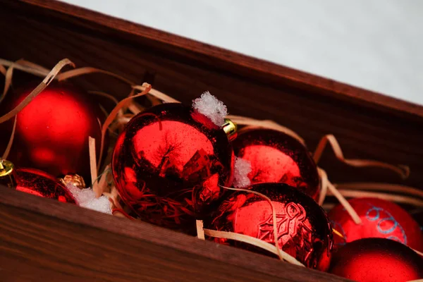 Decoraciones Navideñas Una Hermosa Caja Bolas Rojas Nieve Decoración Navidad — Foto de Stock