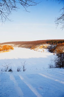 Güzel kış manzarası, buzun altındaki nehir, karlı doğa, Ukrayna manzarası