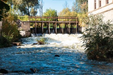 Nehrin ortasındaki eski bir tuğla fabrikasının kalıntıları.