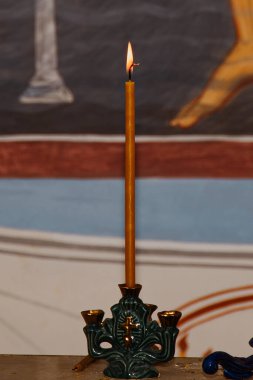 Mum alevi. Bir mum yanıyor..