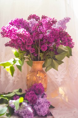 Vazoda bir buket çiçek.