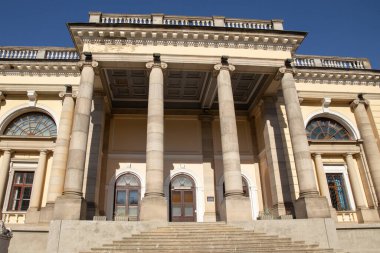 Sarayın ön cephesi