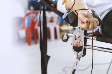 kan bağışı ile resim yumuşak odak ışık içinde belgili tanımlık geçmiş üzerinden