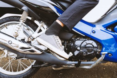  Eski tuğla duvarlı arka planda motosiklet parkına başlamaya ne dersin? Yoldaki bozuk motosiklet.