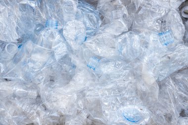 Plastik geri dönüşüm için toplandı.