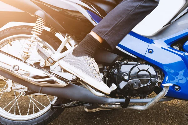 Chute Para Iniciar Estacionamento Motocicleta Beco Com Fundo Parede Tijolo — Fotografia de Stock