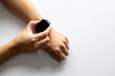 Tebligat açmak, mesaj okumak ve beyaz masa arkaplanındaki bilek aktivite takip cihazını okumak için ekranda dijital akıllı saat takan işadamı.