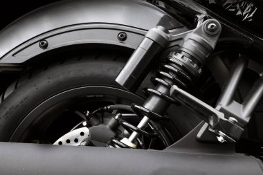 Yakın plan şok emici motorun arkasında yumuşak odaklı ve arka planda ışık var.