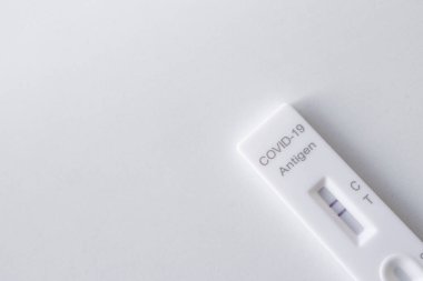 Covid-19 pozitif test sonucu. Beyaz arka planda antijen ATK test kiti. Üst Manzara. düz yat