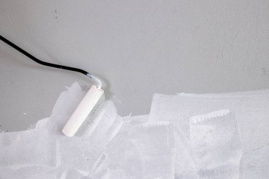 Patenli fırça boyası, duvardaki işçilerin resimleri.