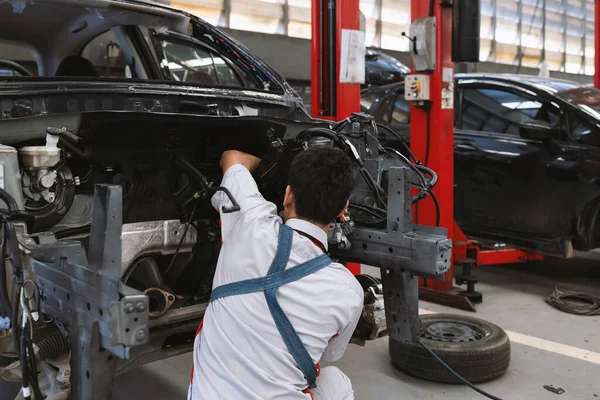 Mechanic Assembling Engine Block Car Garage Room Service Soft Focus — Foto Stock