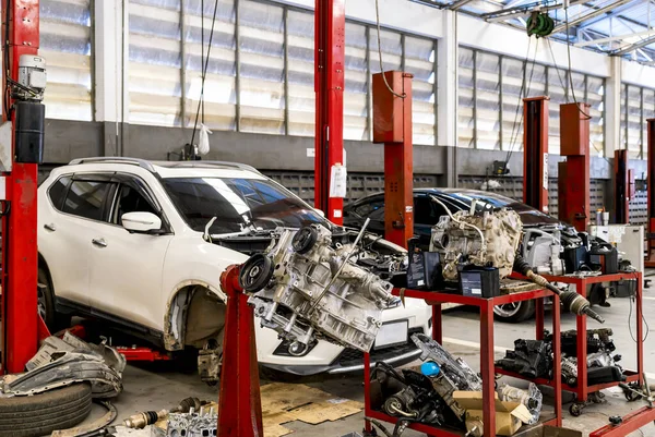 Mechaniker Bei Der Autopflege Mit Soft Fokus Und Überlicht Hintergrund — Stockfoto