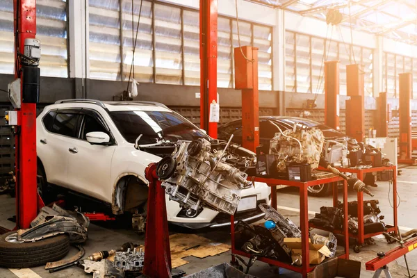 Nahaufnahme Detail Des Automotors Servicecenter Mit Softfokus Und Überlicht Hintergrund — Stockfoto