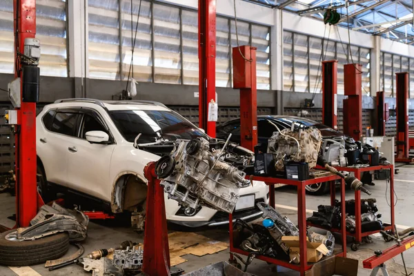 Nahaufnahme Detail Des Automotors Servicecenter Mit Softfokus Und Überlicht Hintergrund — Stockfoto