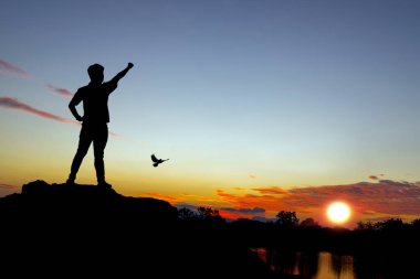 Silüet turistler dağda gün batımını izliyorlar. Güzel siluet gün batımı nehir manzarasında. 