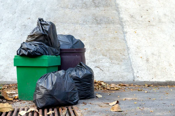 Pilha Lixo Plástico Preto Lixo Saco Desperdiçar Muitos Estrada — Fotografia de Stock