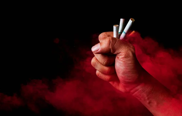 Svět Bez Tabákového Kouře Cigarety Rukou Mužů Červeném Kouři Tmavém — Stock fotografie