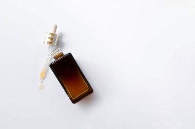 Beyaz arka planda şeffaf kozmetik serumu şişeleri. Model ve şablonlar. Üst Manzara. Düz yat. Metin için boşluk