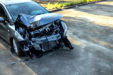 Garaj servis istasyonunda araba tamiri. Arka planda hafif odaklı ve ışığın üstünde.